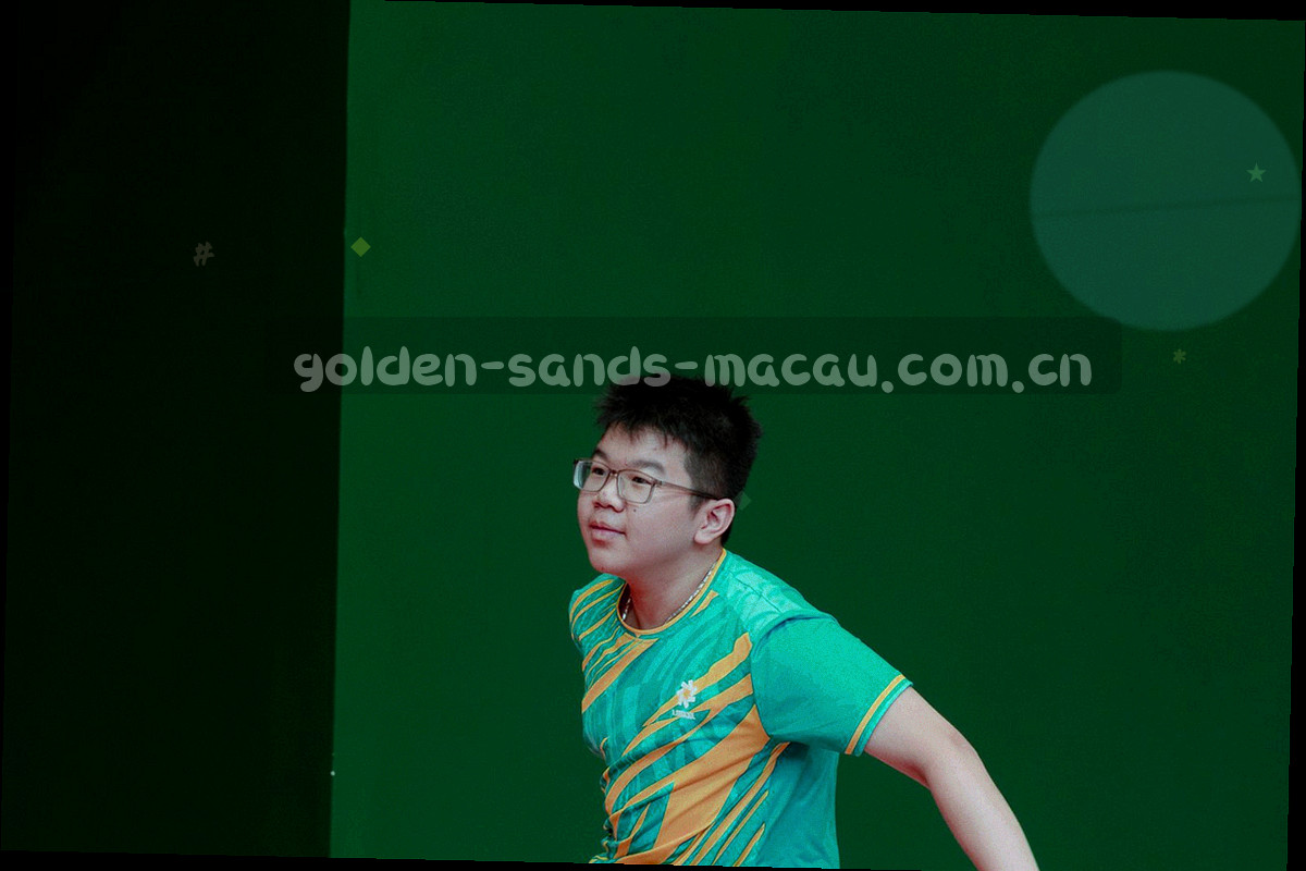 金属书签插在米白档案卡片之间，卡片边缘露出隐约的细线索引